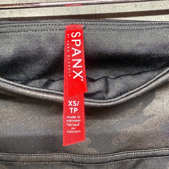 SPANX BLACK ON BLACK CAMO LEGGING-XS - Picture 3 of 3